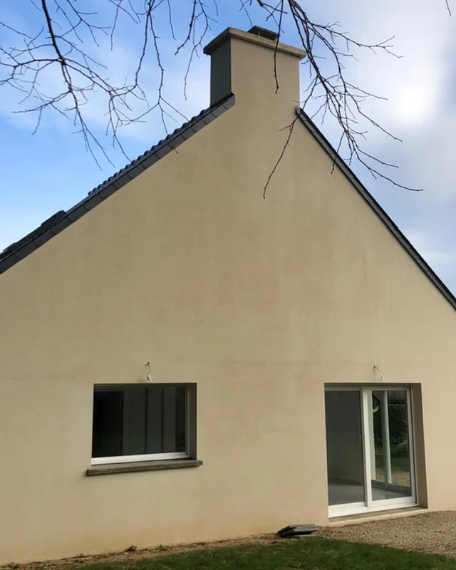 Après travaux : Une finition claire et homogène sur l’ensemble du mur.