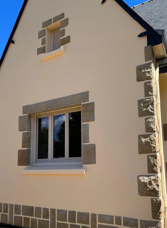 Après travaux : Une façade à la teinte uniforme, qui met en valeur les encadrements en pierre.