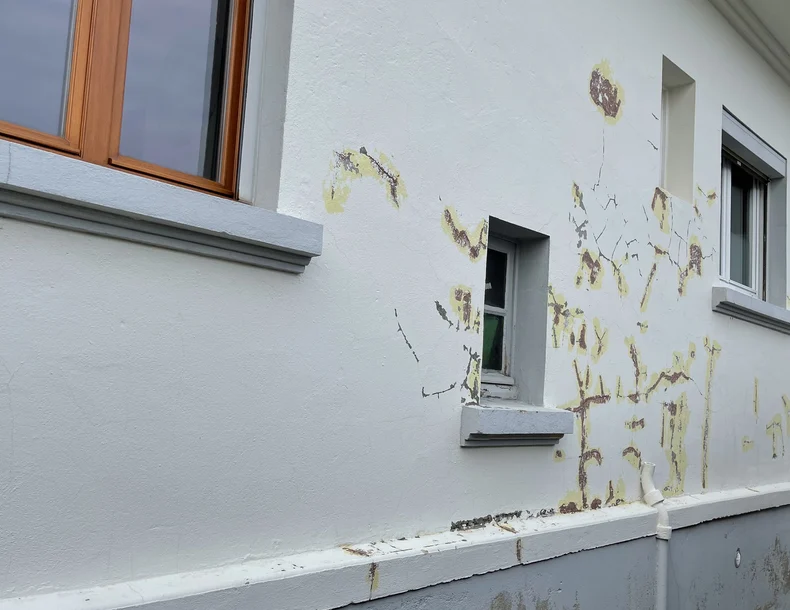 Avant travaux : Une peinture abîmée, avec des écailles et des zones de reprise visibles.
